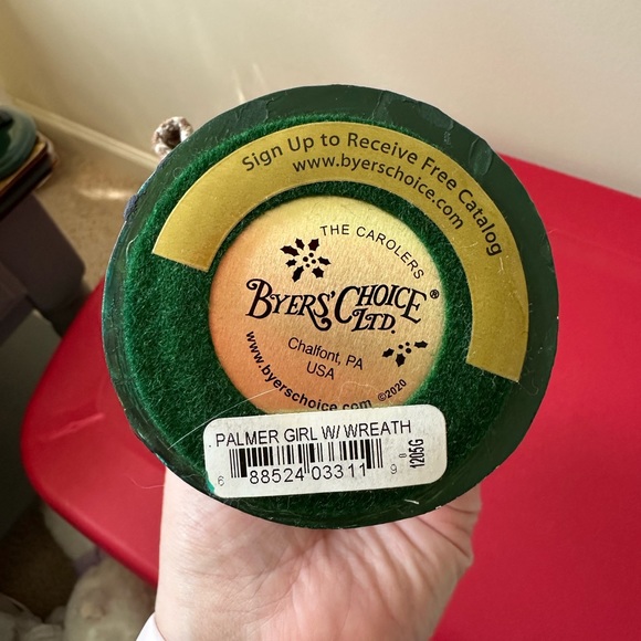 30% OFF Byers Choice Caroler 2020 Palmer Girl with Wreath - Picture 4 of 4